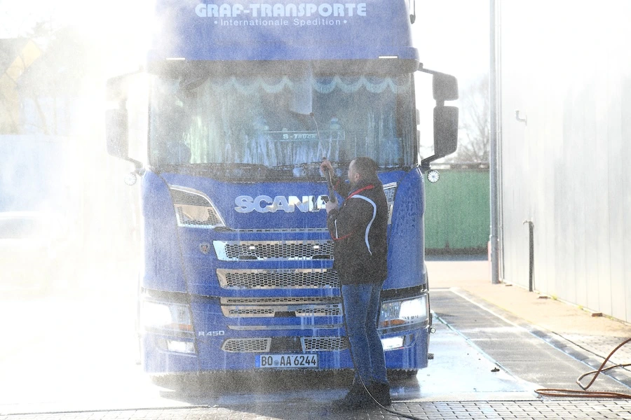 Hauseigener Waschplatz für unsere Fahrzeuge